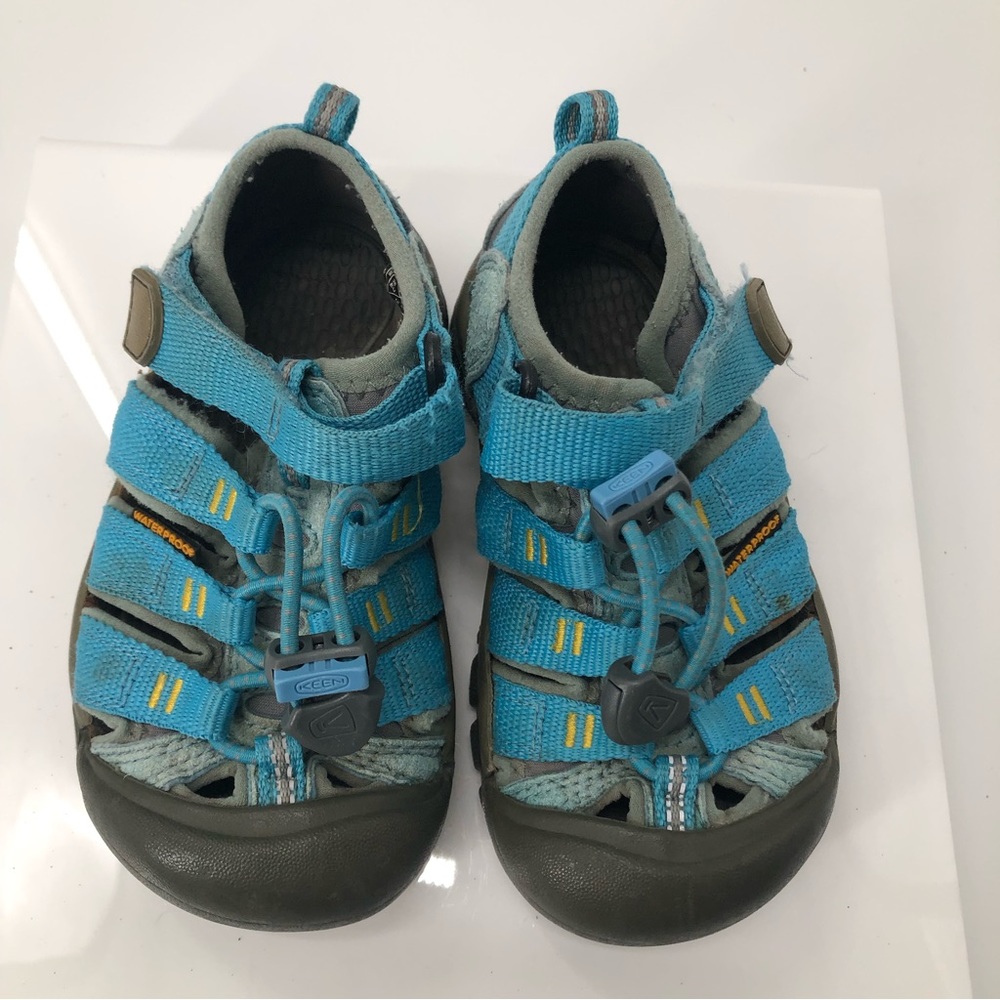 Keen Waterproof Water/Outdoor Sandal Size 9 unisex
